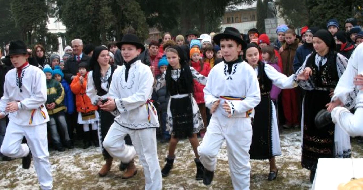 Copii de la Albac merg cu Pluguşorul în ziua de Anul Nou
