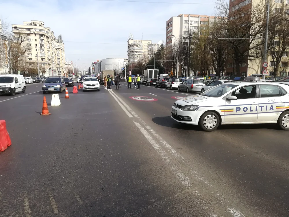 Primăria sectorului 4 montează noi porți metalice și separatoare de sens la Pasajul Unirea