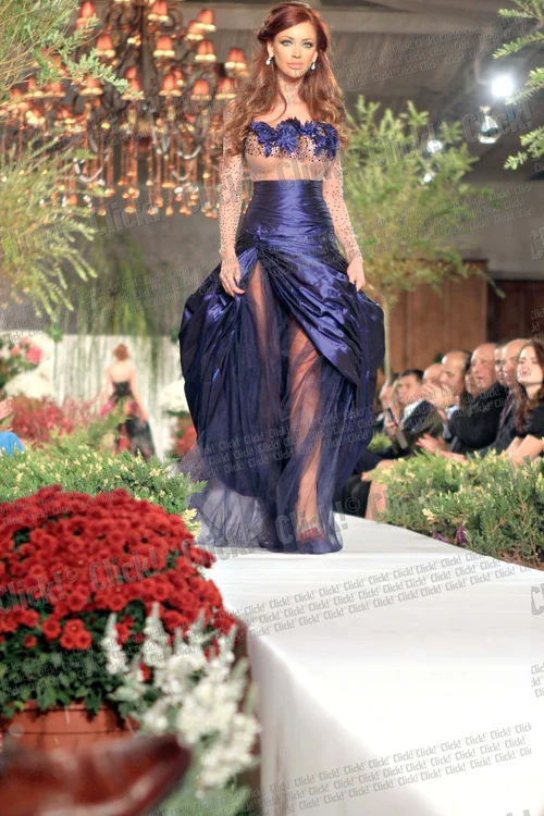 La prezentarea de modă a Cosminei Englizian,  „Prinţul” şi-a asigurat loc în primul rând,  ca să o poată admira de aproape pe Bianca