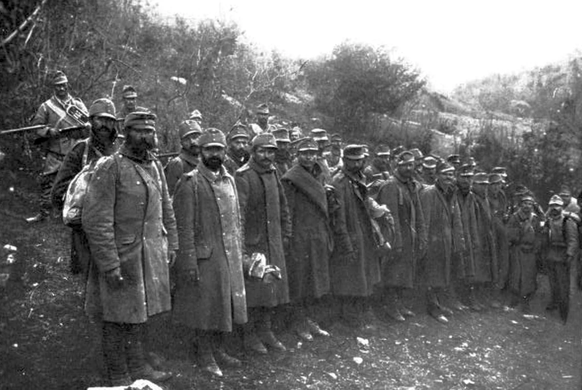 Prizonieri austro-ungari capturați de soldații români (sursa foto: Gogu Negulesco, Rumania's sacrifice, New York Century Co, 1918)