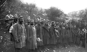 Prizonieri austro-ungari capturați de soldații români (sursa foto: Gogu Negulesco, Rumania's sacrifice, New York Century Co, 1918)