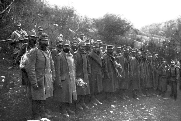 Prizonieri austro-ungari capturați de soldații români (sursa foto: Gogu Negulesco, Rumania's sacrifice, New York Century Co, 1918)