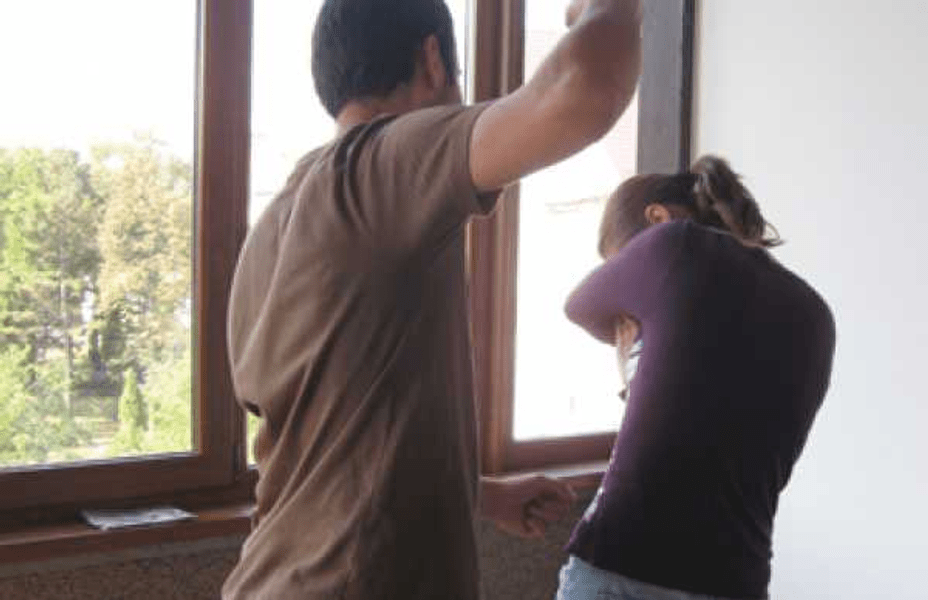 Tânăr surprins de polițiști când își bătea mama. Avea interdicție să se apropie de femeie, dar l-a ignorat