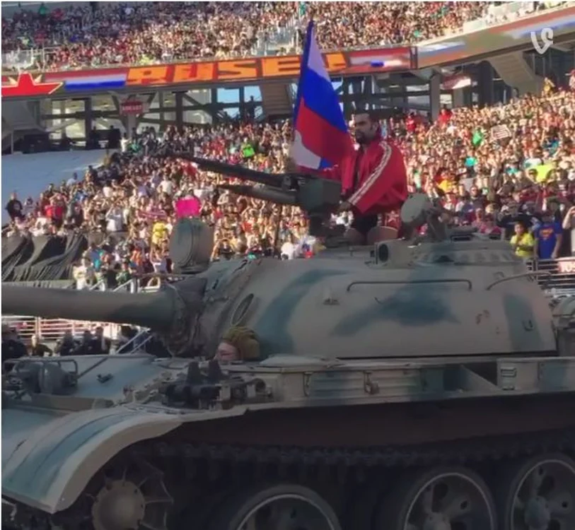 
    Gusev a intrat în arena WrestleMania 31 la bordul unul tancFoto Vine.com  