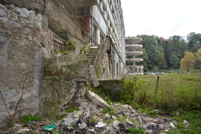 Spitalul pare o clădire abandonată