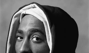 Tupac Amaru Shakur a murit în 1996, dar a rămas o legendă a rapului mondial