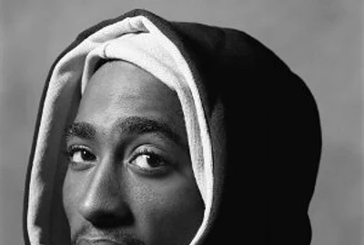 Tupac Amaru Shakur a murit în 1996, dar a rămas o legendă a rapului mondial