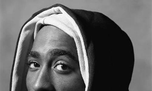 Tupac Amaru Shakur a murit în 1996, dar a rămas o legendă a rapului mondial