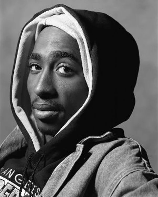 Tupac Amaru Shakur a murit în 1996, dar a rămas o legendă a rapului mondial