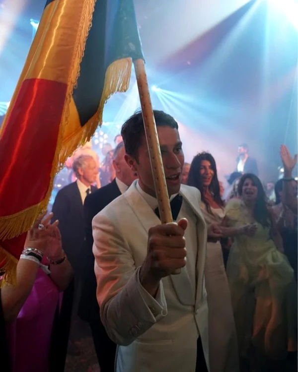 Garrett Cayton a avut fluturat un steag cu drapelul României la petrecerea de nuntă din Veneția