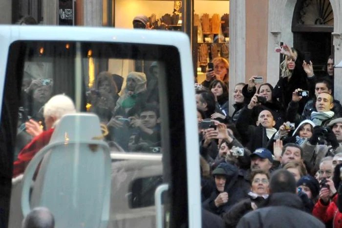 
    Italianca lui Bote nu s-a lasat pana nu l-a fotografiat pe Suveranul Pontif  