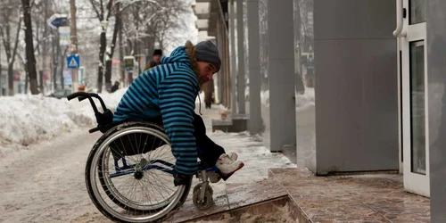 Calvarul prin care trece un băiat în caruciorul cu rotile, care are de umblat prin oraşul înzăpezit!