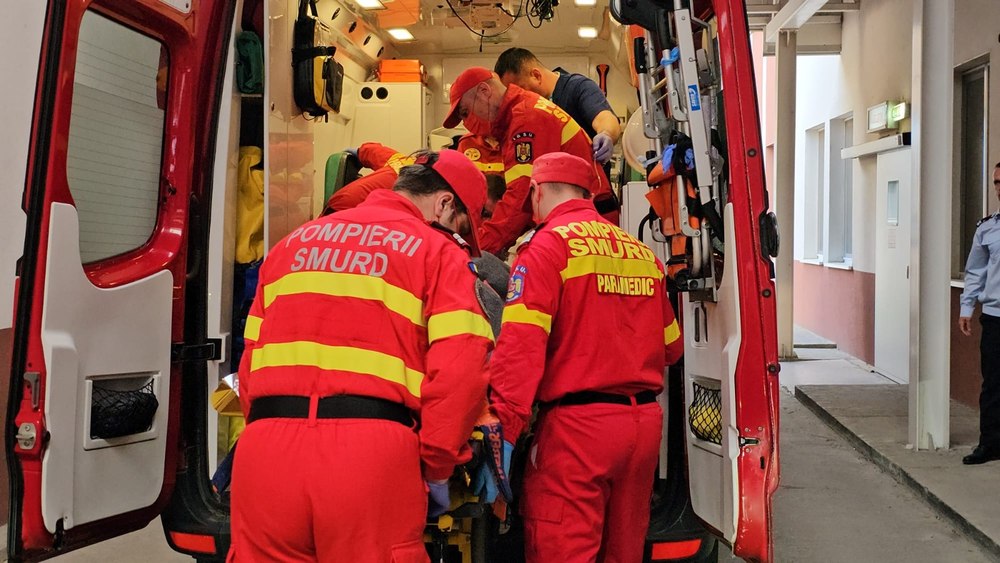 Explozie urmată de incendiu într-un bloc de locuințe din Galați: trei persoane au fost rănite. Una dintre victime a fost găsită inconștientă