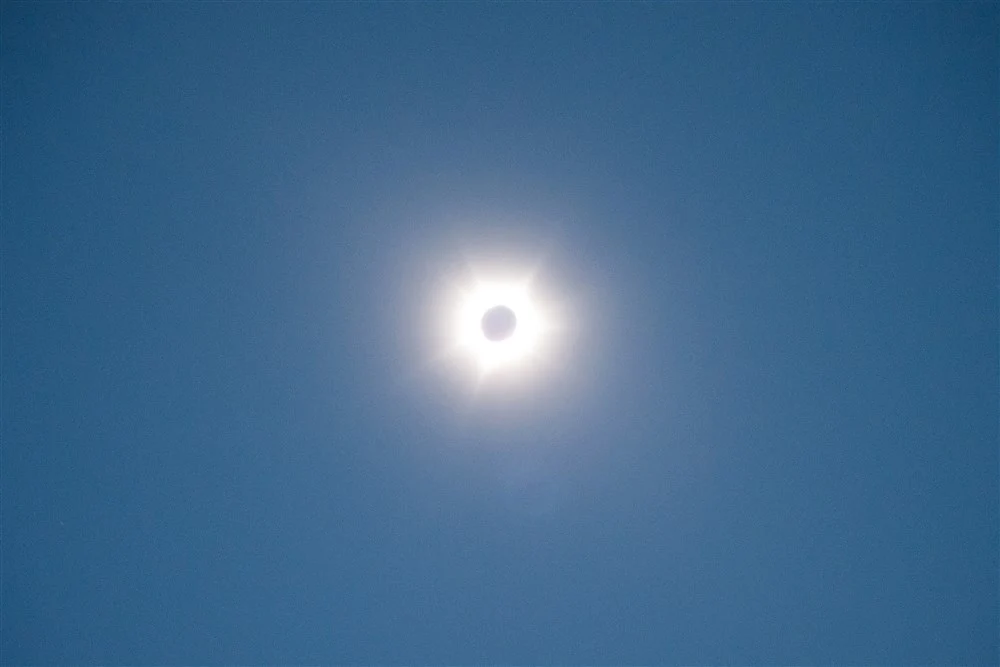 Eclipsa totală de Lună va putea fi văzută și din țara noastră. Când începe fenomenul „luna roșie”