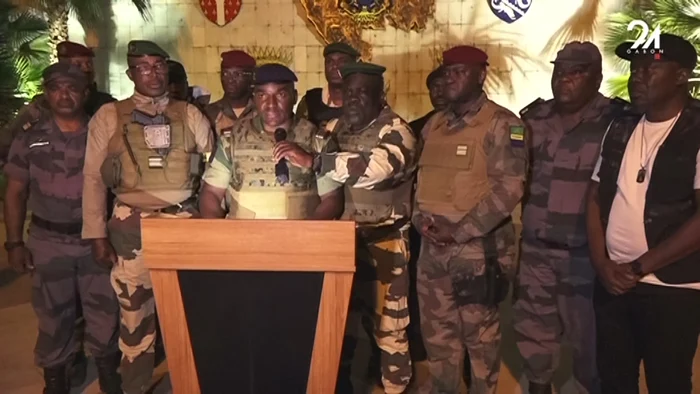 Militarii gabonezi anunțând preluareaputerii. Foto: Arhiva Adevărul