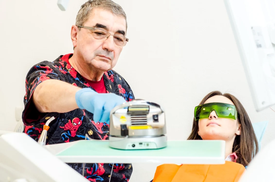 Intervenţiile stomatologice cu laser sunt mai puţin sau deloc dureroase