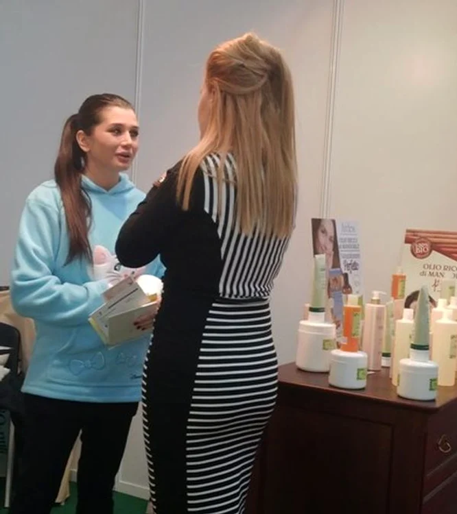 Elena Băsescu, alături de Oana Turcu, la Târgul de copii Baby Boom. (foto: oanaturcu.ro)