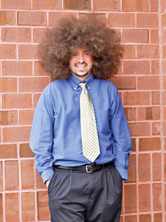 Alan Edward Labbe (31 de  ani) deţine recordul pentru  cea mai mare coafură afro