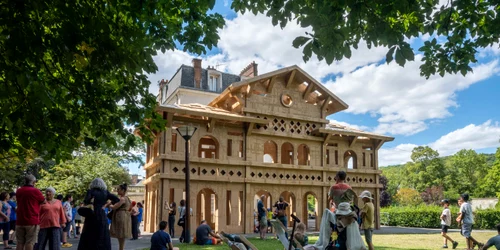 CONSTRUCȚII MONUMENTALE DIN CARTON jacques tati   orsay   france olivier grossetete jpg