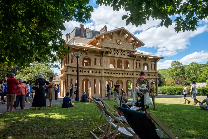 CONSTRUCȚII MONUMENTALE DIN CARTON jacques tati   orsay   france olivier grossetete jpg