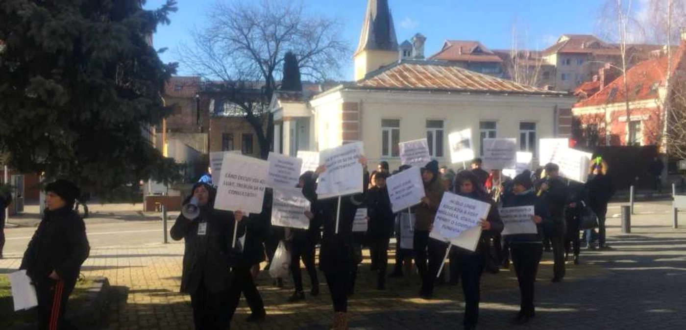 Protest împotriva desfiinţării unui liceu, în Râmnic, Foto: evenimentvalcean.ro