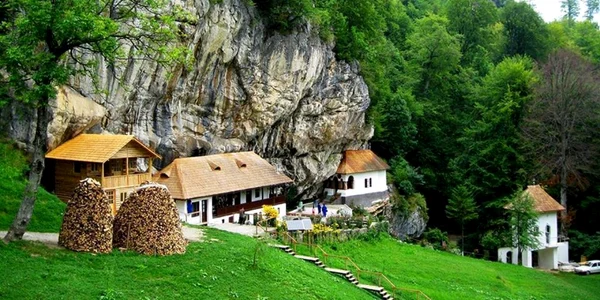 Schitul Pahomie din Parcul Naţional Buila - Vânturariţa judeţul Vâlcea Foto Adevărul - credit Discover România