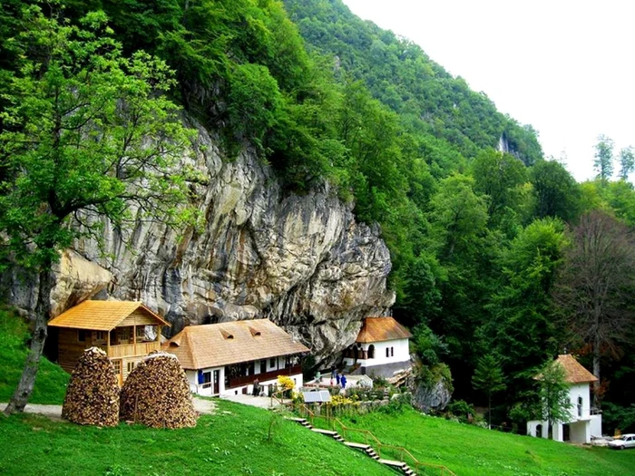 Schitul Pahomie din Parcul Naţional Buila - Vânturariţa judeţul Vâlcea Foto Adevărul - credit Discover România