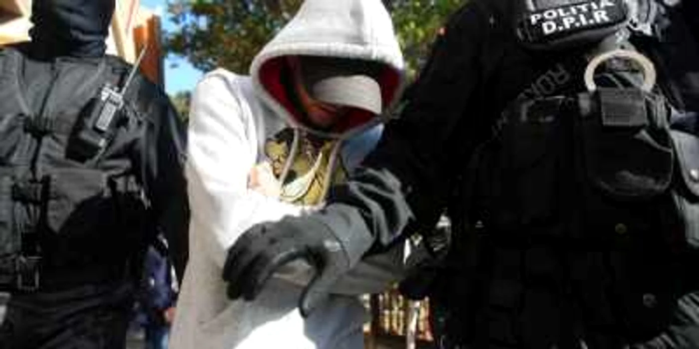 Tânărul a fost dus în arestul Poliţiei Braşov Foto: arhivă