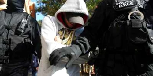 Tânărul a fost dus în arestul Poliţiei Braşov Foto: arhivă