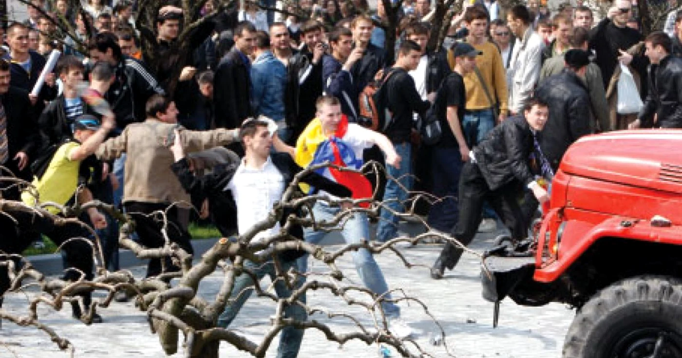 În aprilie 2009, tinerii s-au revoltat faţă de rezultatele alegerilor din Republica Moldova 