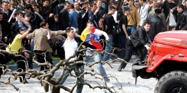 În aprilie 2009, tinerii s-au revoltat faţă de rezultatele alegerilor din Republica Moldova 