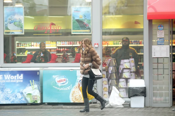 Adriana a cărat singură plasele, dar a fost ajutată de un bărbat să le pună pe bancheta din spate a maşinii