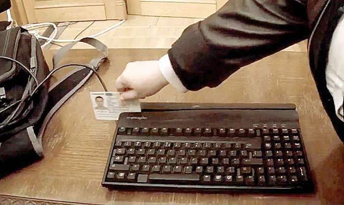 Scanerul citeşte ultimele două rânduri de coduri de pe cartea de identitate Foto: gandul.info