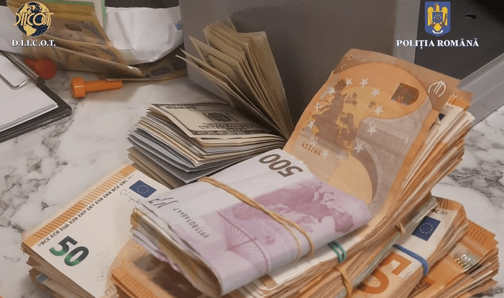 Spălare de bani şi tehnologie cu unde radio pentru furturi din bancomate. Percheziţii în Neamţ