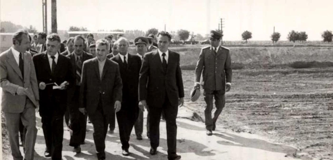 Ceauşescu la Călăraşi, pe locul unde urma să se construiască unul dintre cele mai mari combinate siderurgice Foto:Fototeca online a comunismului românesc