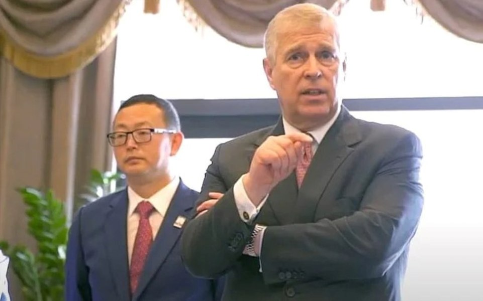 Prințul Andrew renunță la toate titlurile regale, inclusiv la cel de Duce de York, sub presiunea scandalului Epstein
