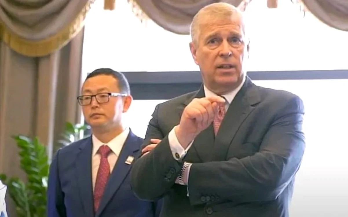 Yang Tengbo şi Prinţul Andrew. Foto Facebook/Ian Bremmer 