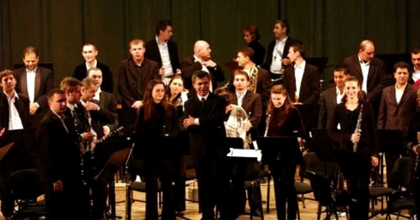 Spectacolul va fi sustinut de orchestra simfonică de suflători a Filarmonicii Pitești