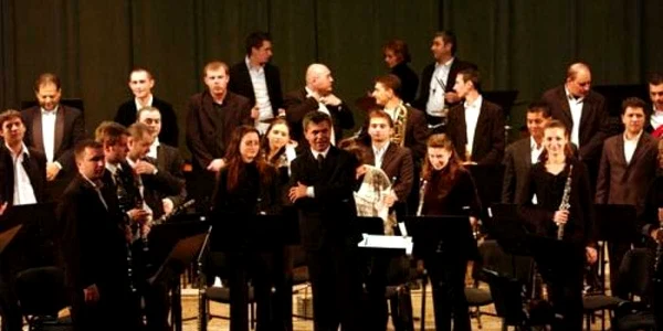 Spectacolul va fi sustinut de orchestra simfonică de suflători a Filarmonicii Pitești