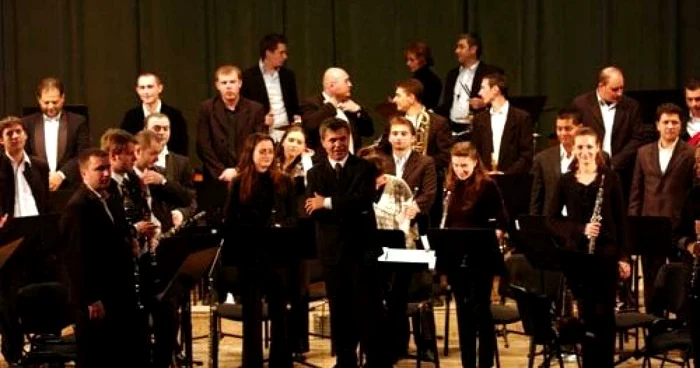 Spectacolul va fi sustinut de orchestra simfonică de suflători a Filarmonicii Pitești
