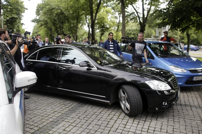 Maşina
 în care se afla Dan Adamescu omul de afaceri condamnat la 4 ani şi 4 
luni de inchisoare în Bucureşti vineri 27 mai 2016 Inquam Photos Octav 
Ganea