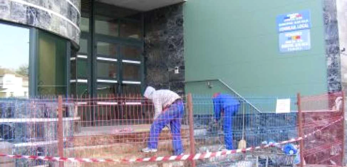 Alba Iulia: Şantier la uşa primăriei