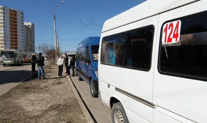 Şoferii de pe 32 de rute de maxi-taxi vor trebui ca până la finele lui august să-şi modifice rutele pe care circulă Foto: Adevărul