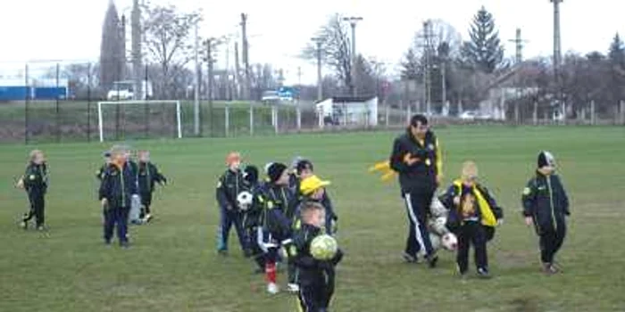 Arad: Tot mai puţini copii pe terenul de sport