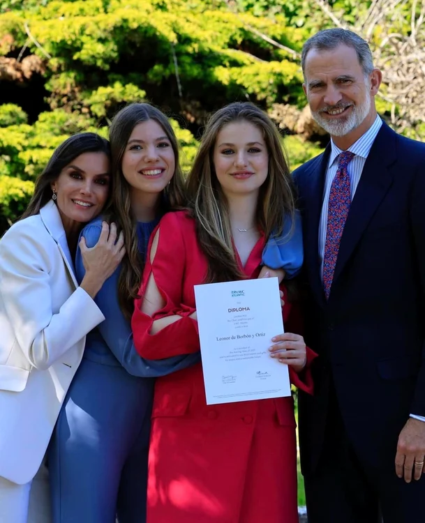 Printesa Alexia a Olandei, alaturi de colega sa de colegiu, Printesa Leonor si de parintii acesteia, Regina Letizia si Regele Felipe al Spaniei casa regala (2) jpg