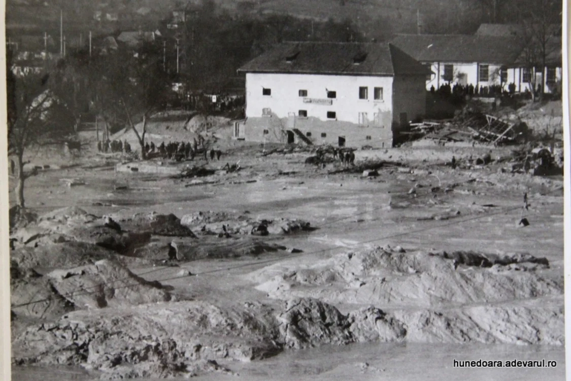 Imagine din Certej, 1971, când cea mai mare parte a localităţii a fost îngropată sub avalanşa de steril. FOTO: Arhivele judeţului Hunedoara.
