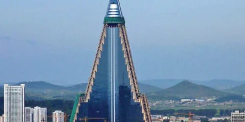 Hotelul Ryugyong trebuia să fie construcţia-fanion a regimului comunist nord-coreean