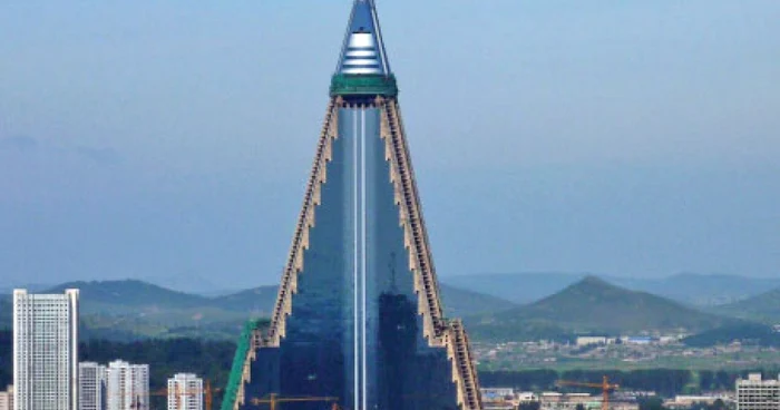 Hotelul Ryugyong trebuia să fie construcţia-fanion a regimului comunist nord-coreean