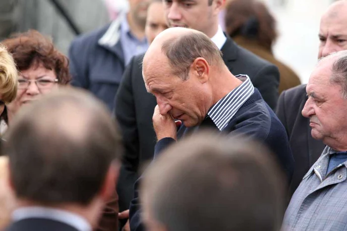 Traian Băsescu a plâns la mormântul mamei sale, la slujba de pomenire de un an