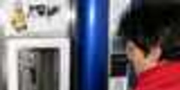 Gospodinele preferă laptele de la dozatorul din piaţă